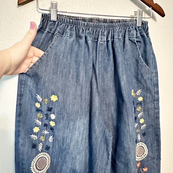 Indie Floral Embroidered Chambray Lantern Shorts women’s size small - Picture 2 of 10